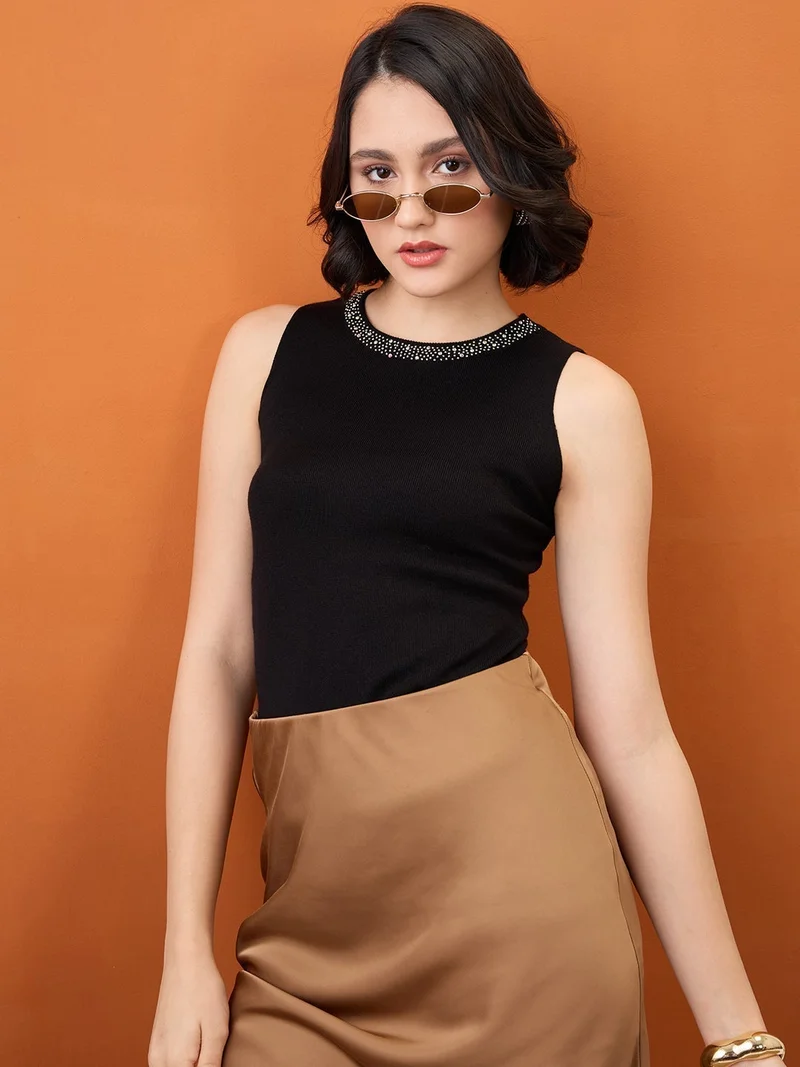 جلو باص بلوزة نسائية سوداء بياقة مزينة بالجواهر ومضلعة