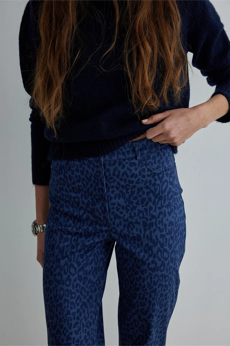 سود كوليكشن Saud Collection Navy Blue Leopard Crop Trousers