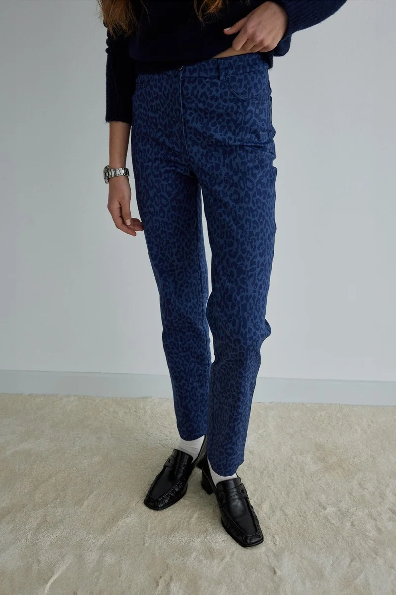 سود كوليكشن Saud Collection Navy Blue Leopard Crop Trousers