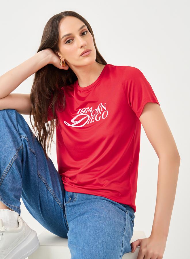 ستايلي تيشيرت ستايلي مطبوع بشعار أحمر بقصة عادية - Image 1