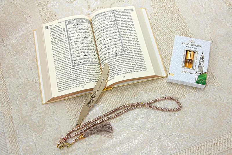 ايهفان اونلاين Ihvan Online Quran with French Translation and Medina Calligraphy and Prayer Rug Set Cream