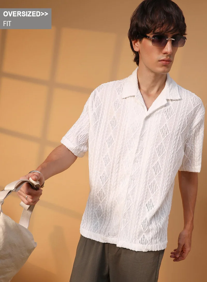 كامبوس سوترا قميص رجالي واسع بنقشة ديزي أبيض بنسيج أرجيل للملابس الكاجوال بياقة كوبية وأكمام قصيرة وإغلاق بأزرار