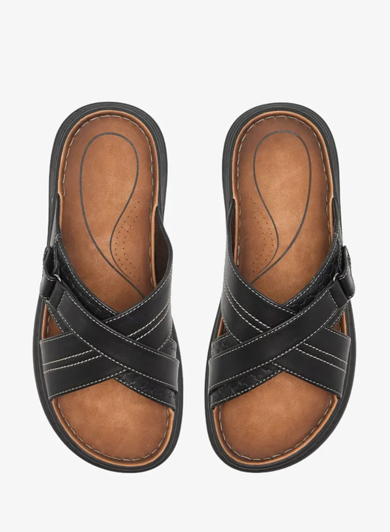 لو كونفورت صنادل رجالي بشريط متقاطع بتفاصيل خياطة