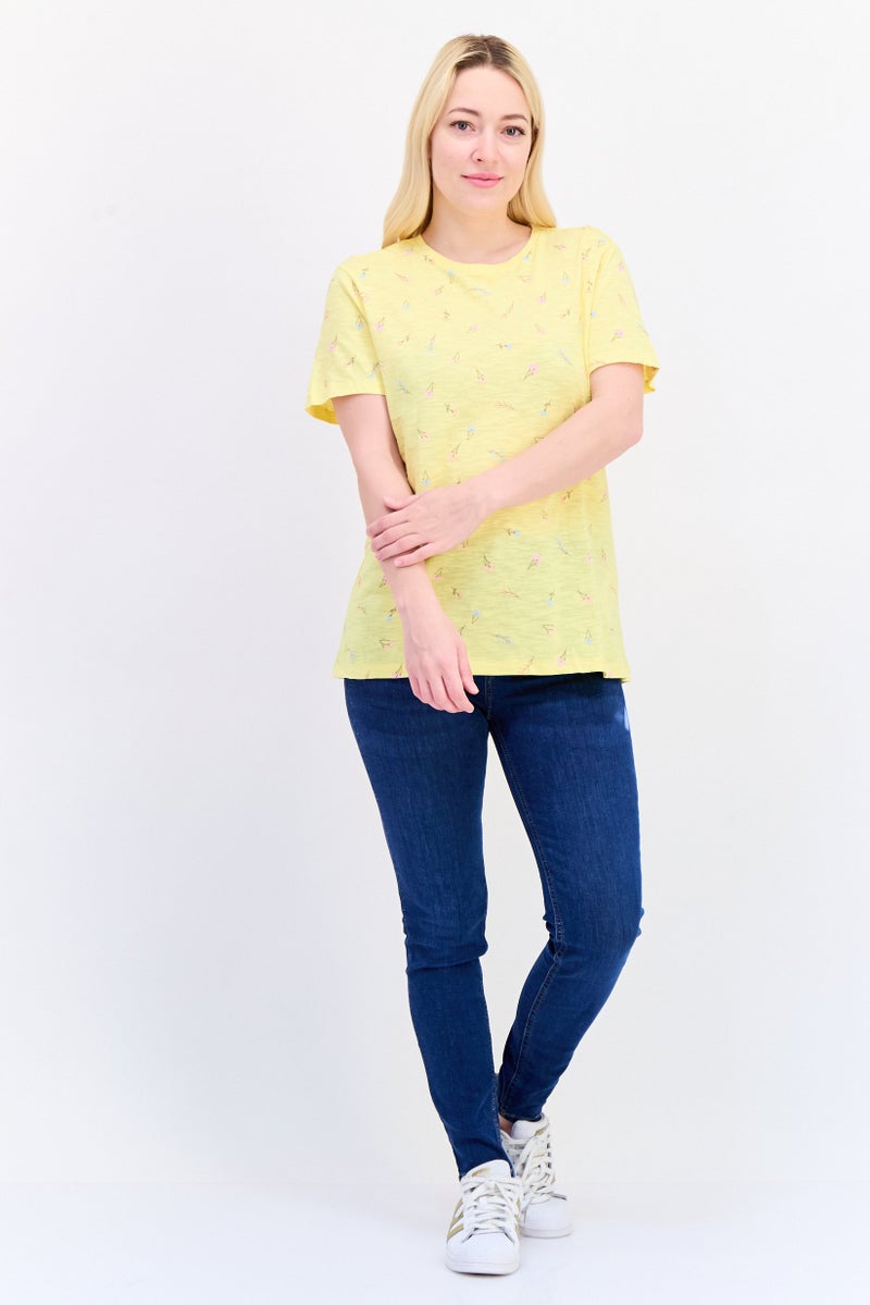 ONLY تي شيرت نسائي بقصة عادية بأكمام قصيرة وطباعة شاملة، أصفر فاتح - Image 2