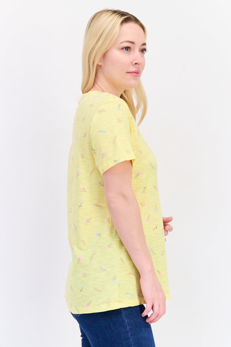 ONLY تي شيرت نسائي بقصة عادية بأكمام قصيرة وطباعة شاملة، أصفر فاتح - Image 4