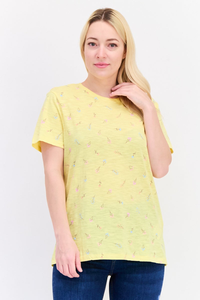 ONLY تي شيرت نسائي بقصة عادية بأكمام قصيرة وطباعة شاملة، أصفر فاتح - Image 1