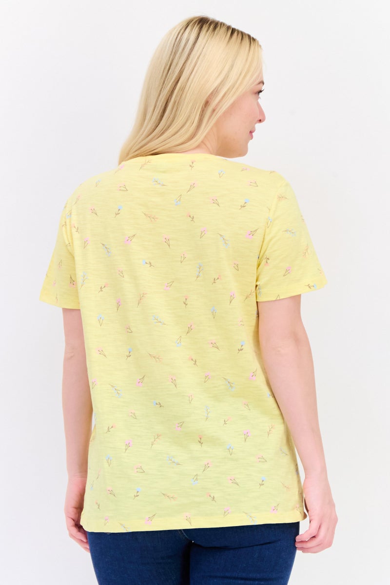 ONLY تي شيرت نسائي بقصة عادية بأكمام قصيرة وطباعة شاملة، أصفر فاتح - Image 3
