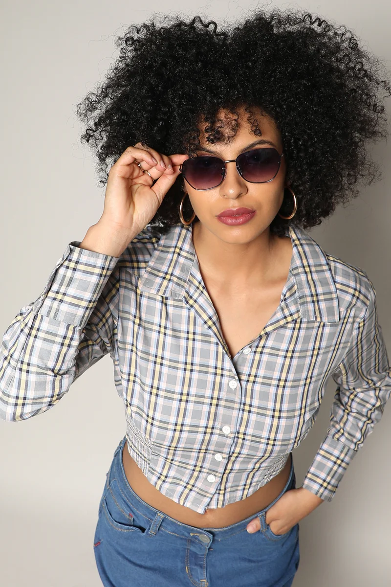 كامبوس سوترا قميص نسائي قصير كاروهات زيتوني بياقة عادية وأكمام منتظمة