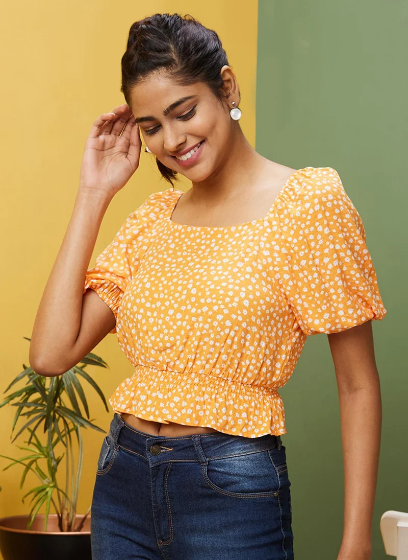 جلو باص بلوزة نسائية قصيرة برقبة مربعة وأكمام منفوشة بطبعات زهور برتقالية