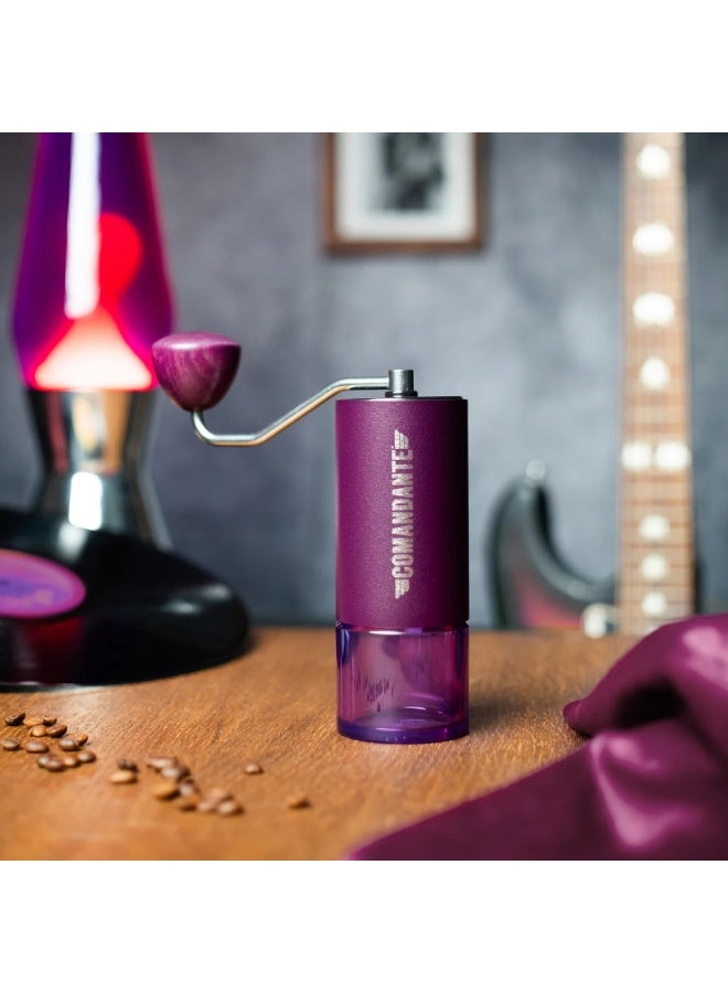 كوماندانتي مطحنة قهوة يدوية Comandante C40 MK4 Nitro Blade بلون أرجواني داكن، طراز BB - شفرات فولاذية Nitro Rex، مقبض من خشب البلوط الأرجواني، وعاء حبوب بوليمر أرجواني سعة 40 غرام، هيكل من البوليمر التقني QTP، صنع في ألمانيا - Image 3