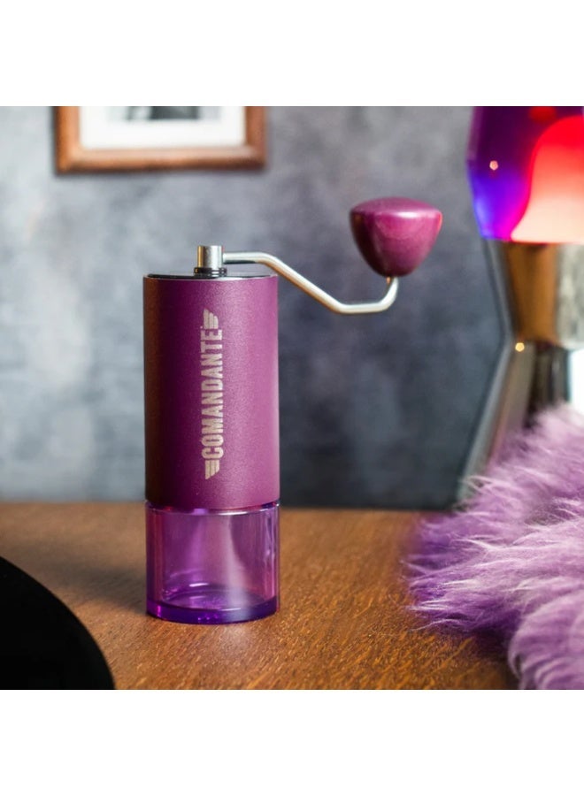 كوماندانتي مطحنة قهوة يدوية Comandante C40 MK4 Nitro Blade بلون أرجواني داكن، طراز BB - شفرات فولاذية Nitro Rex، مقبض من خشب البلوط الأرجواني، وعاء حبوب بوليمر أرجواني سعة 40 غرام، هيكل من البوليمر التقني QTP، صنع في ألمانيا - Image 4