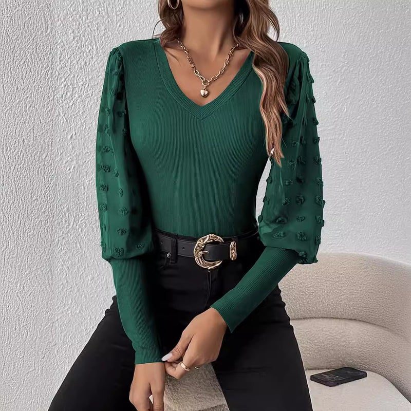 تيشيرت نسائي أنيق بياقة V مضلعة وأكمام طويلة مع رقعة شيفون - Image 1