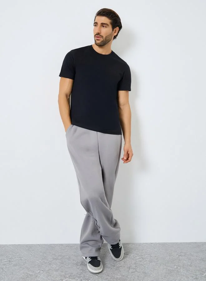 ستايلي تيشيرت بياقة ضيقة وطبعة جرافيك