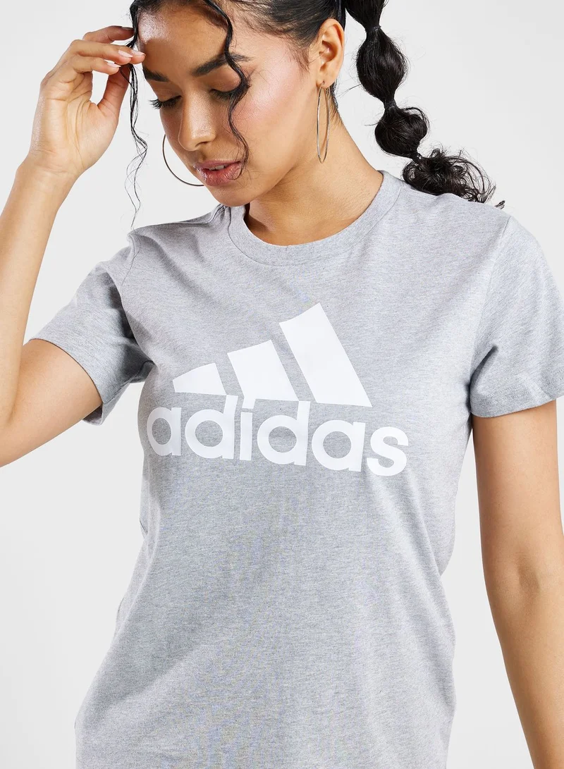 adidas تيشيرت أساسي مزين بشعار