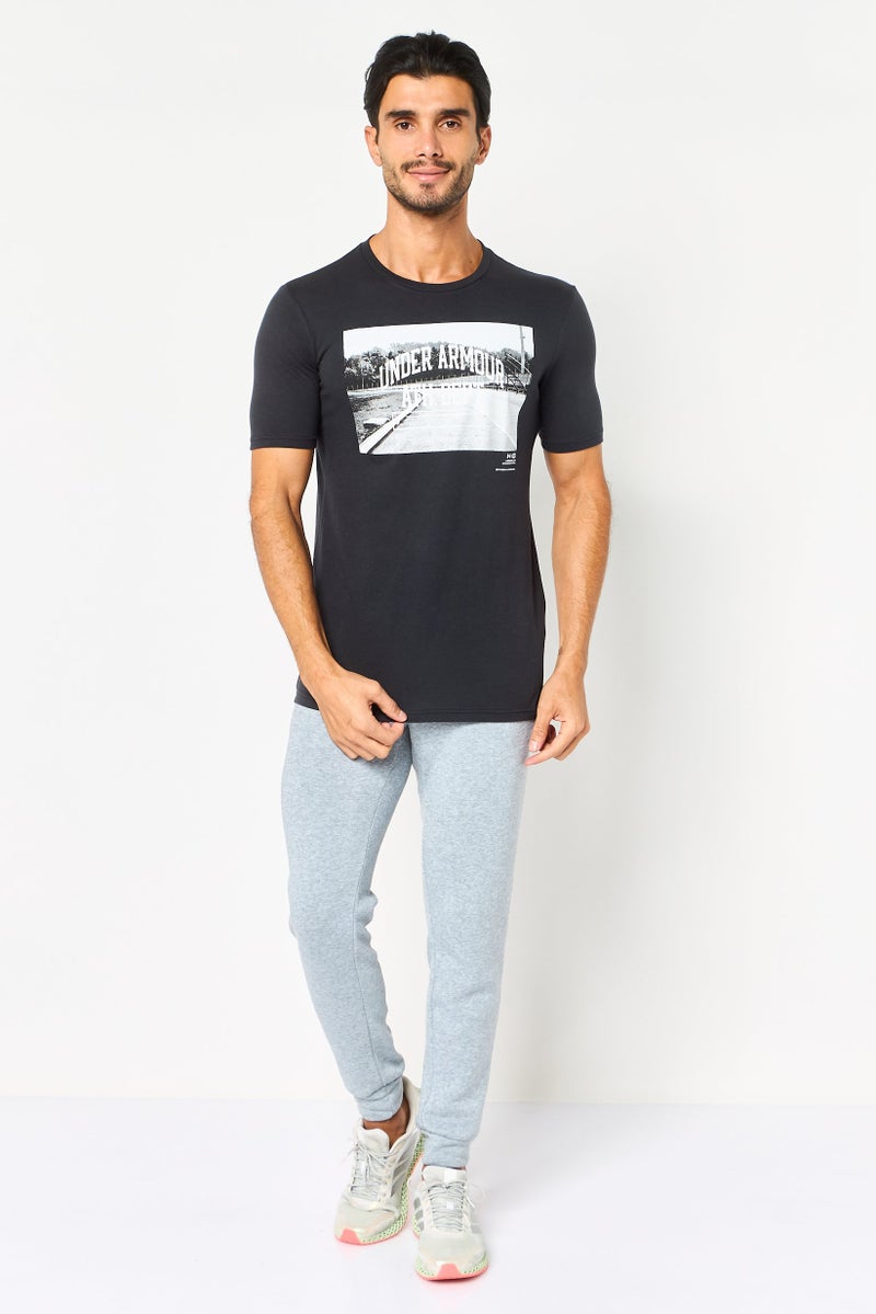 UNDER ARMOUR تي شيرت رجالي فضفاض بأكمام قصيرة للخارج، أسود - Image 3