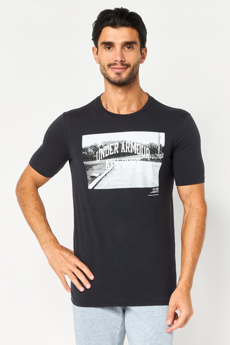 UNDER ARMOUR تي شيرت رجالي فضفاض بأكمام قصيرة للخارج، أسود - Image 1