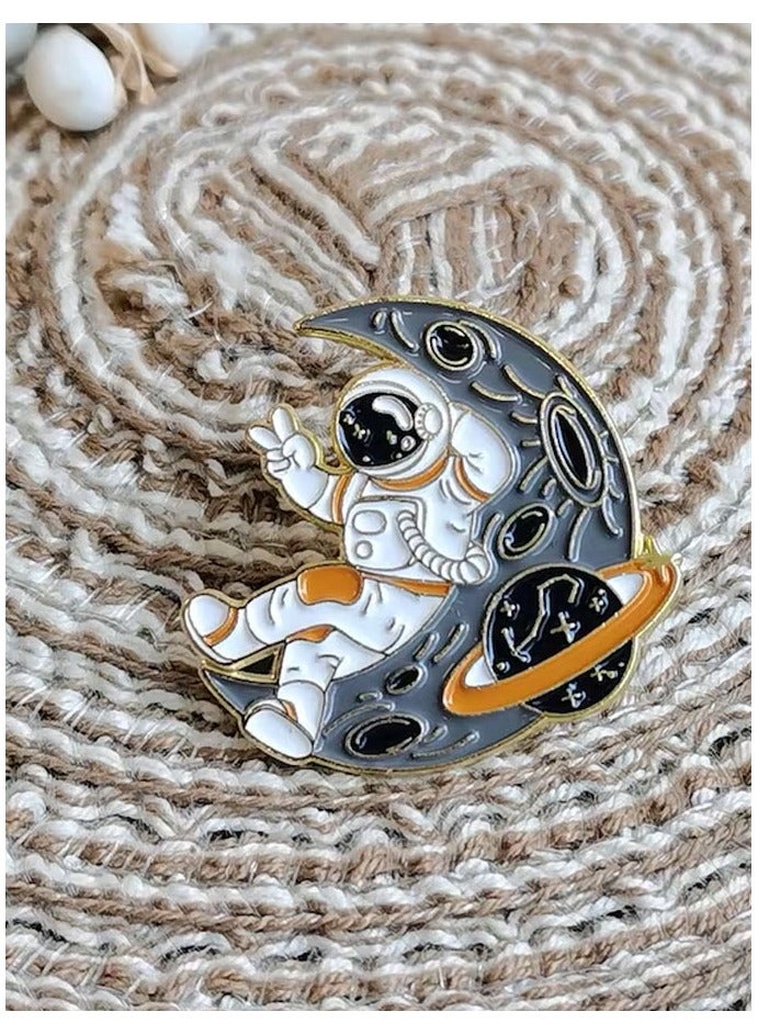 Distinctive and elegant unisex metal pin brooch with cartoon astronaut design suitable for bags and clothes - Image 1