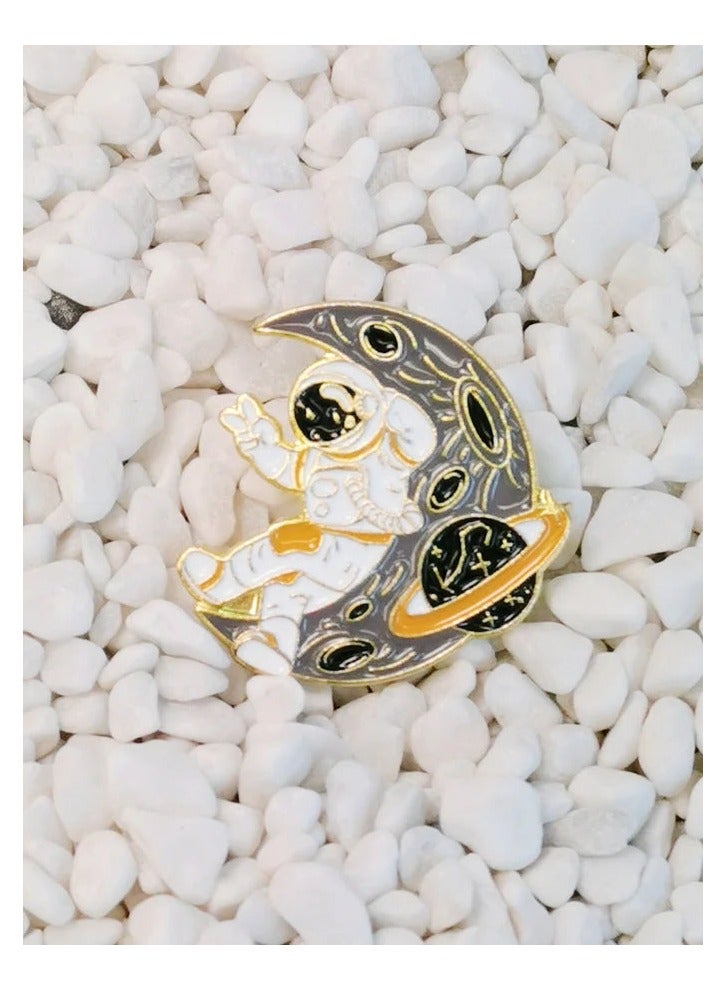 Distinctive and elegant unisex metal pin brooch with cartoon astronaut design suitable for bags and clothes - Image 3