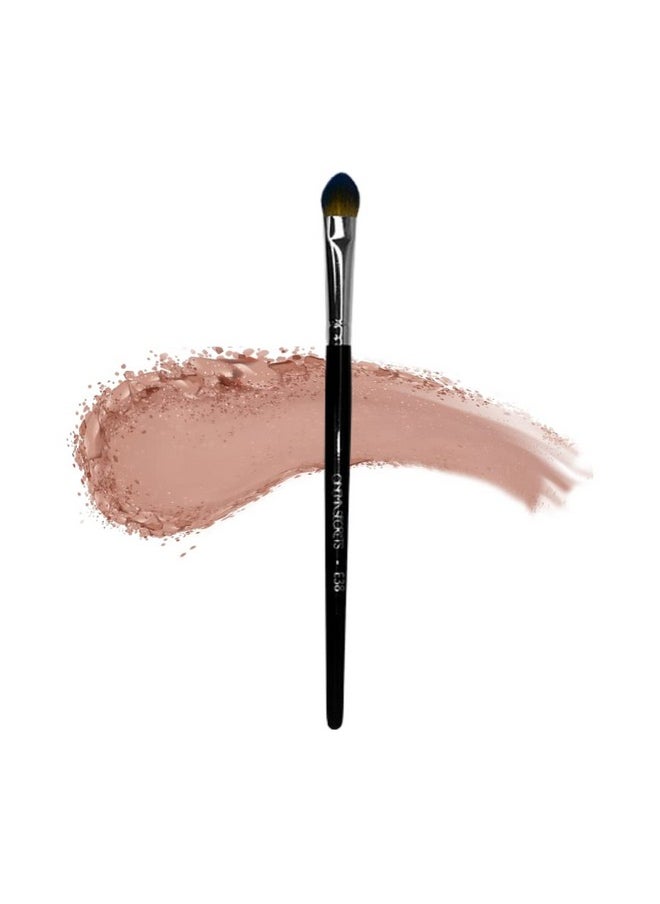 Cinema Secrets E38- Pointed Packing Eyeshadow Brush  - Image 3