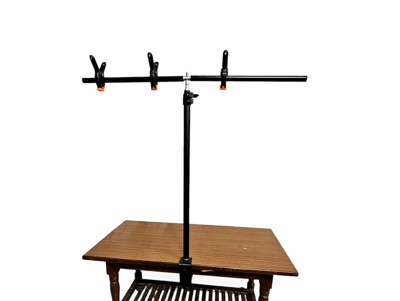 SHOPEE حامل خلفية على شكل حرف T للسطح 30.7 بوصة عرض 48 بوصة - حامل ضوء مثبت على المكتب يوفر المساحة لخلفية تصوير ورقية مع 3 مشابك قابلة للتعديل - Image 1