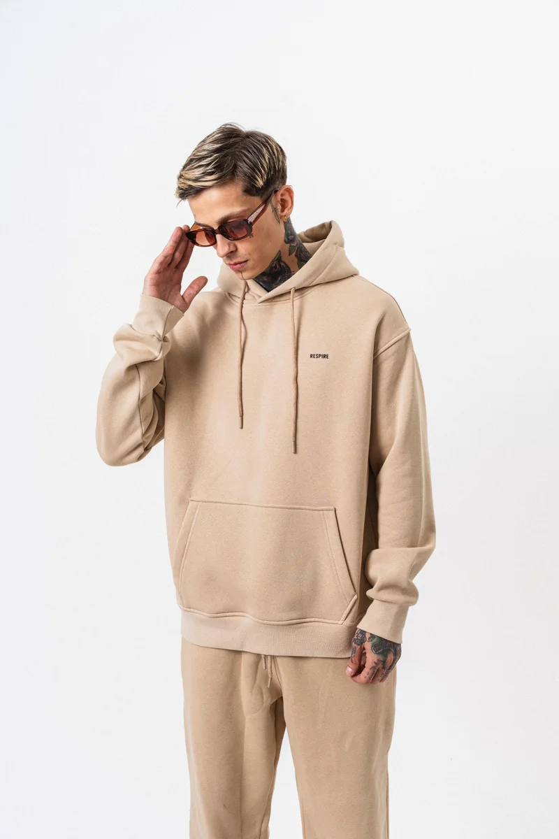 ريسباير هودي رجالي أساسي واسع (Oversize) بغطاء رأس بتفاصيل نص "Respire" لون بيج