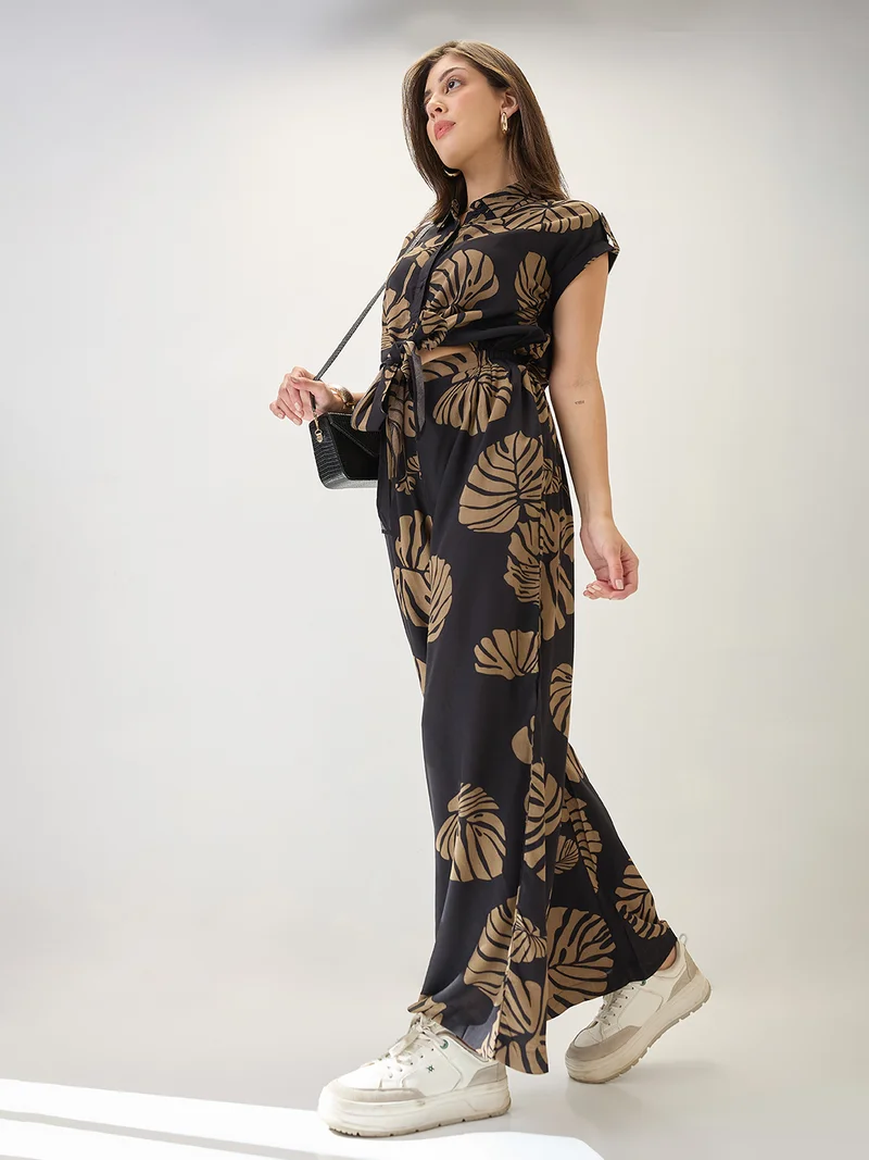 جلو باص جمبسوت نسائي بطبعة استوائية بياقة قميص وأكمام ممتدة وتفاصيل قص عند الخصر وربطة