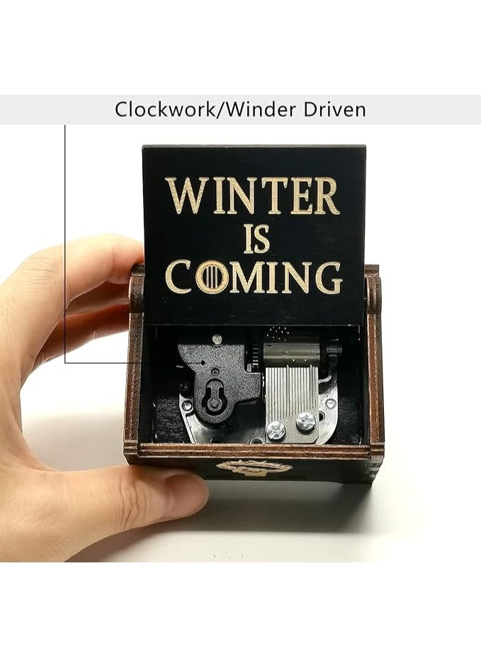 متجر ماى سوق:صندوق موسيقى خشبي بتصميم "صراع العروش" (Game of Thrones) - عبارة Winter is Coming - يعمل بالتدوير اليدوي - هدية ديكور كلاسيكية - Image 1