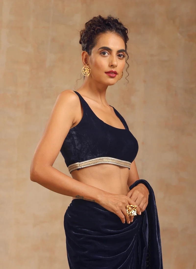 ترو برونز بلوزة مخملية بدون أكمام بلون أزرق ليلي من