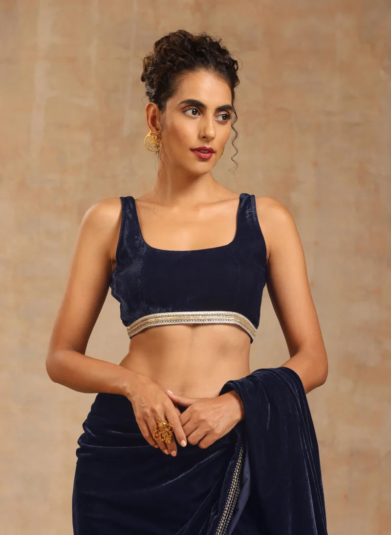 ترو برونز بلوزة مخملية بدون أكمام بلون أزرق ليلي من