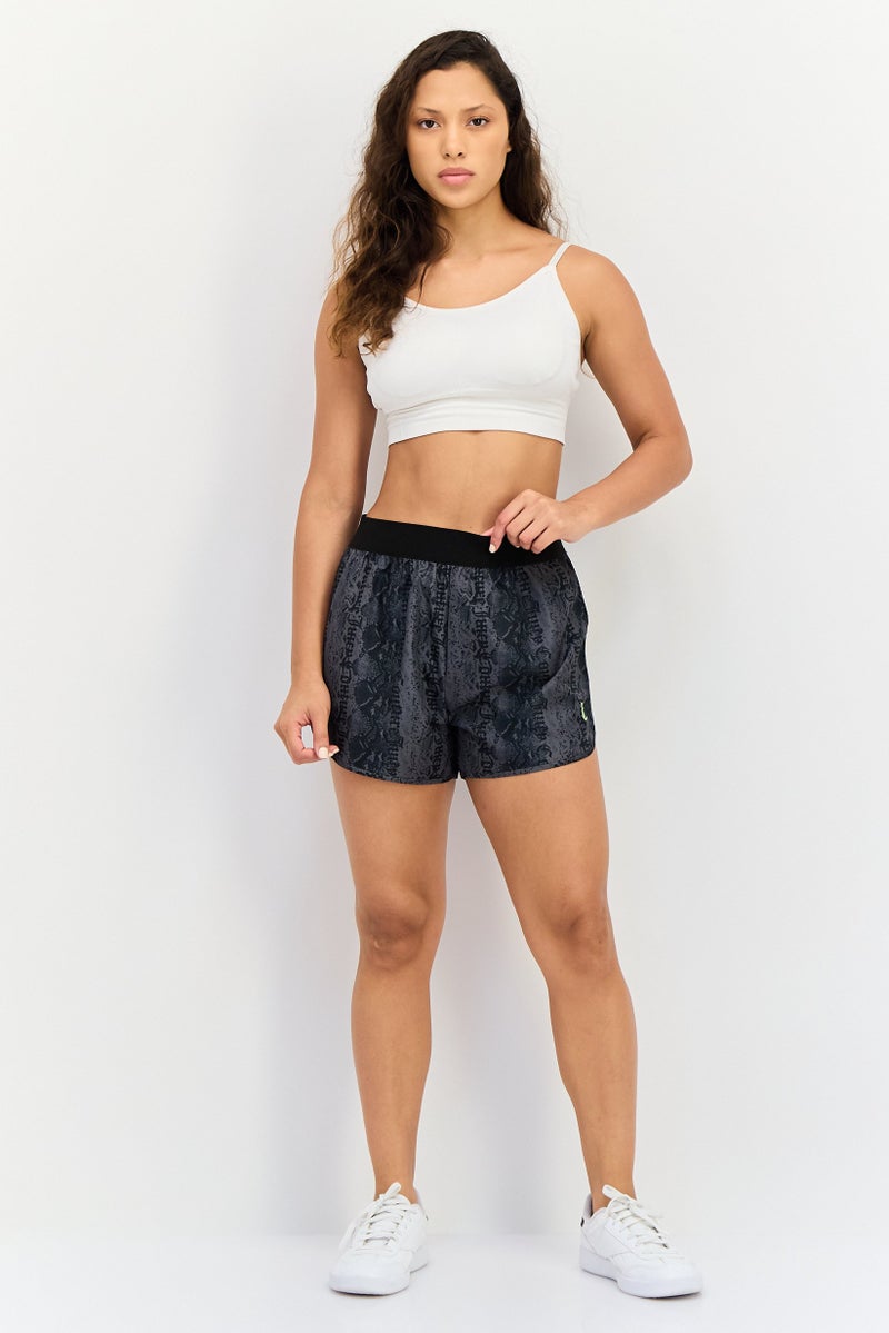 Juicy Couture شورتات أساسية بشعار العلامة التجارية للنساء، رمادي غامق - Image 2