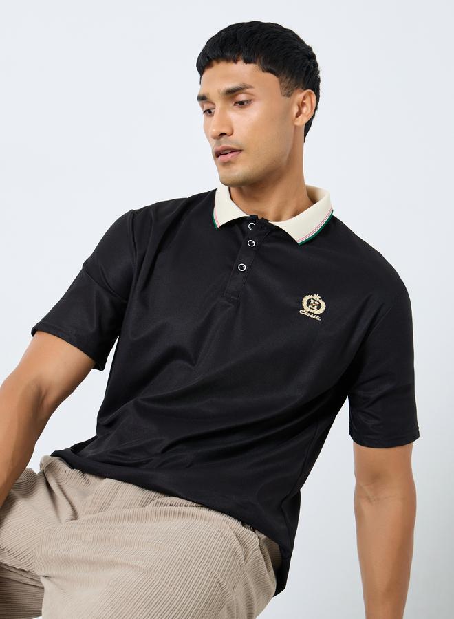 ستايلي تيشيرت بولو بتفاصيل مُطرزة - Image 1