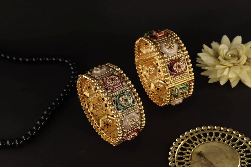 Lavazza مجموعة أساور معدنية ذهبية بأسلوب راجوايدي للنساء والفتيات مع زركون أحمر وأخضر | أساور تقليدية ملكية | أساور نوع قفل برغي - مجموعة من 2 أساور - Image 4