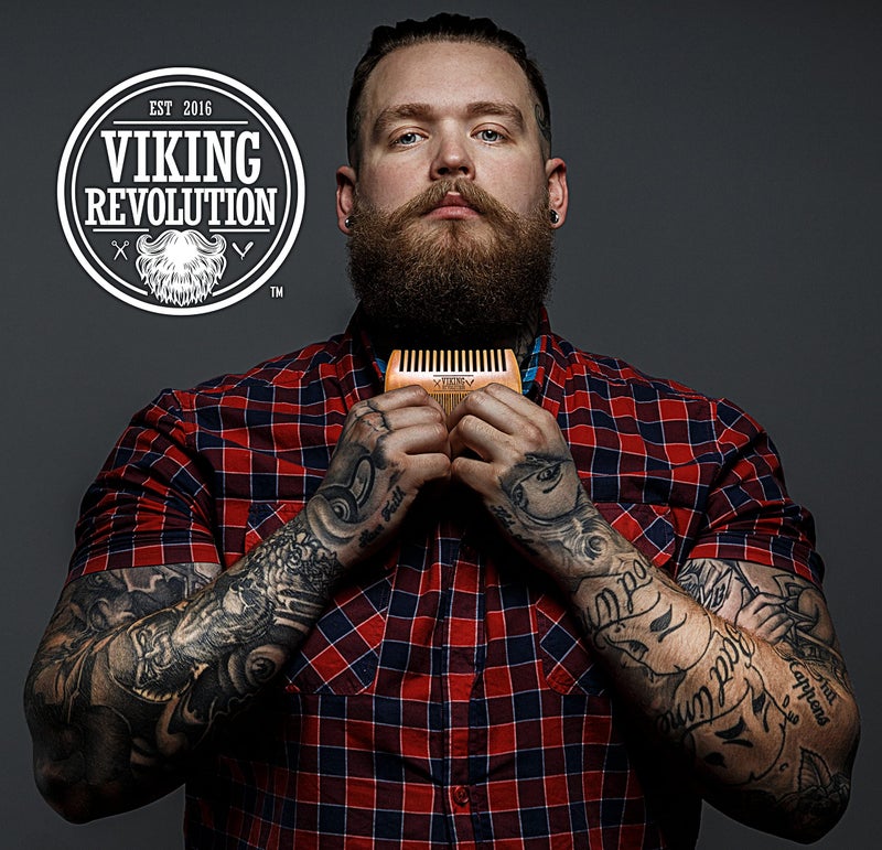 Viking Revolution مشط لحية خشبي وحافظة، أسنان دقيقة وخشنة مزدوجة، مثالي للاستخدام مع البلسم والزيوت، مشط جيب علوي للحى والشارب من فايكنغ ريفولوشن - Image 3