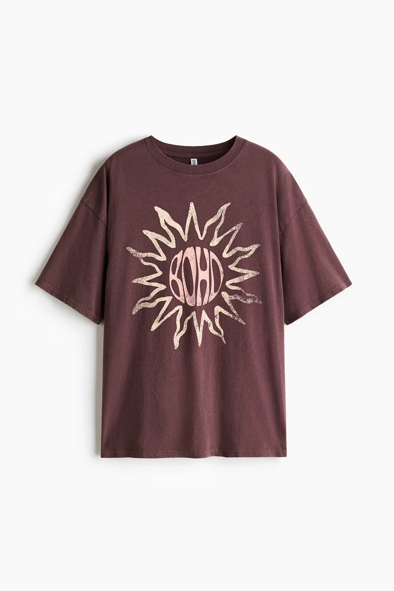 اتش اند ام تي-شيرت فضفاض بطبعة مميزة