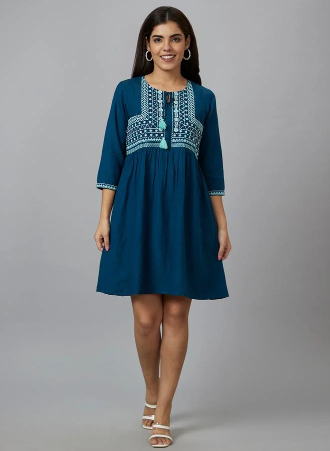 جلو باص فستان قصير بتفاصيل مُطرزة