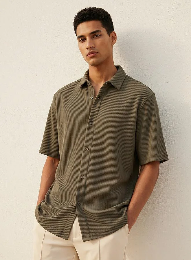 Men Regular Fit Collared Textured Short Sleeves Shirt