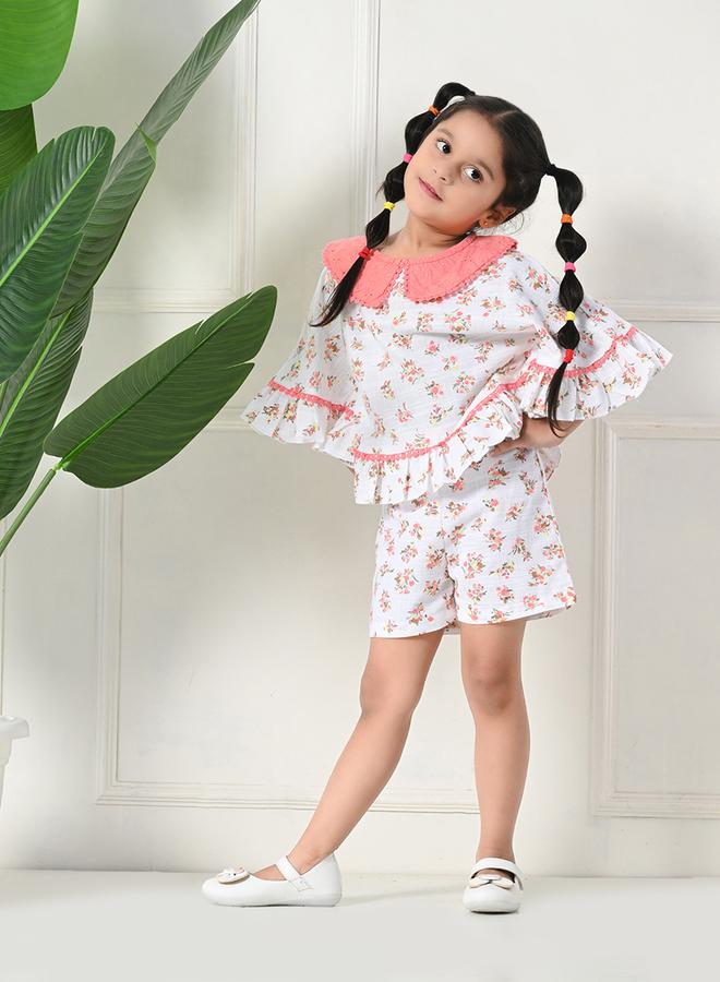 بيلا مودا طقم بيلا مودا بلوزة بياقة مستديرة وشورت بطبعات وحافة مكشكشة - Image 1