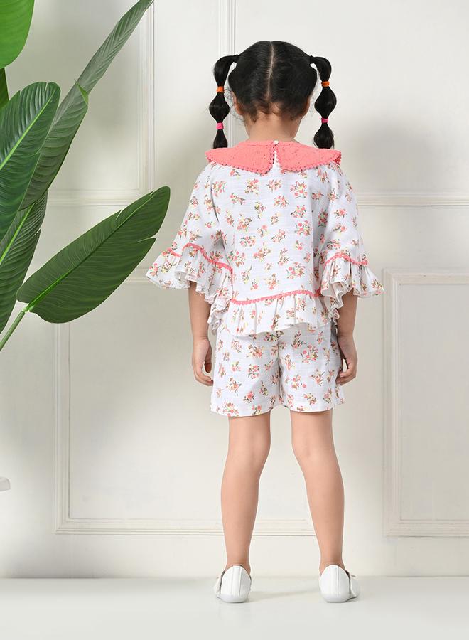 بيلا مودا طقم بيلا مودا بلوزة بياقة مستديرة وشورت بطبعات وحافة مكشكشة - Image 2