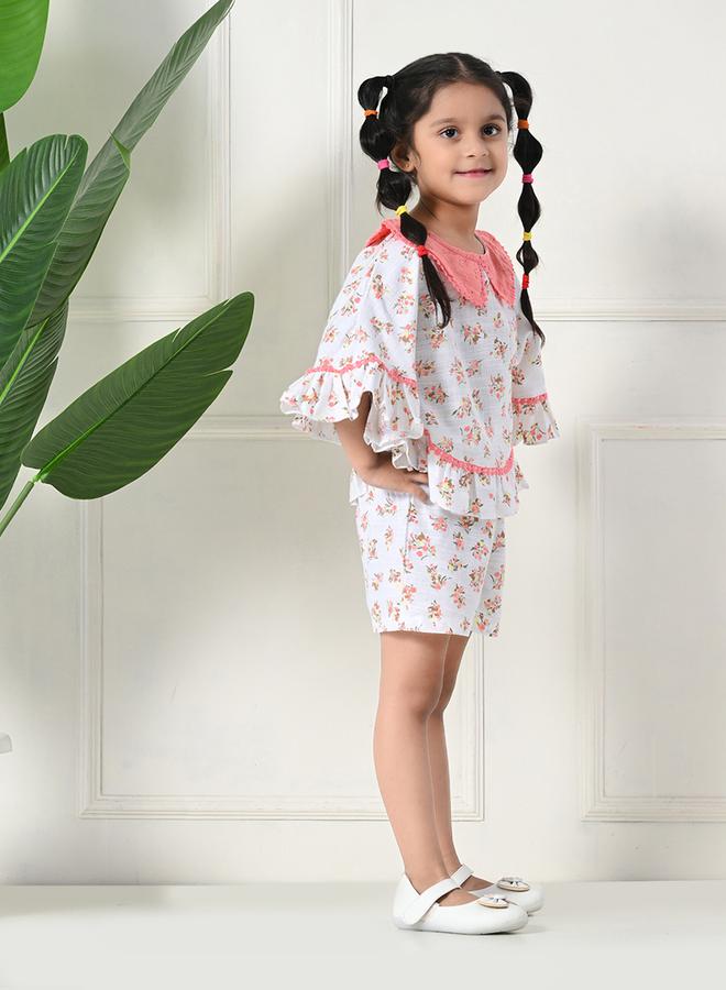 بيلا مودا طقم بيلا مودا بلوزة بياقة مستديرة وشورت بطبعات وحافة مكشكشة - Image 4