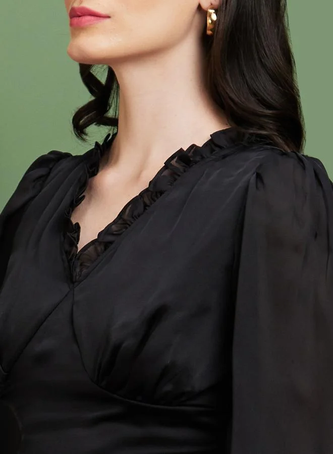 globus Women Black Solid Ruffled V Neck Crop Top