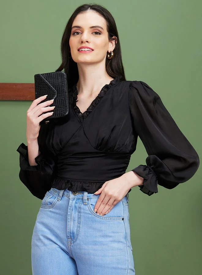 جلو باص بلوزة نسائية قصيرة سوداء سادة بياقة على شكل  وكشكشة