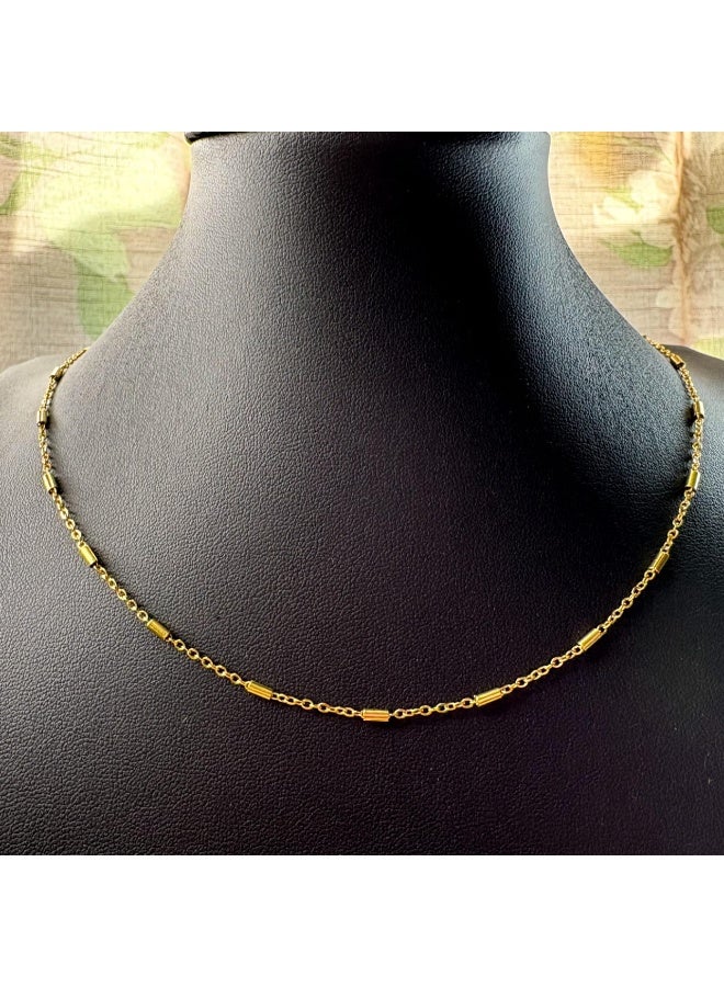Luxuria A gold chain with a stick-shaped ring design. This design features small stick-shaped rings integrated into a regular chain. - Image 1