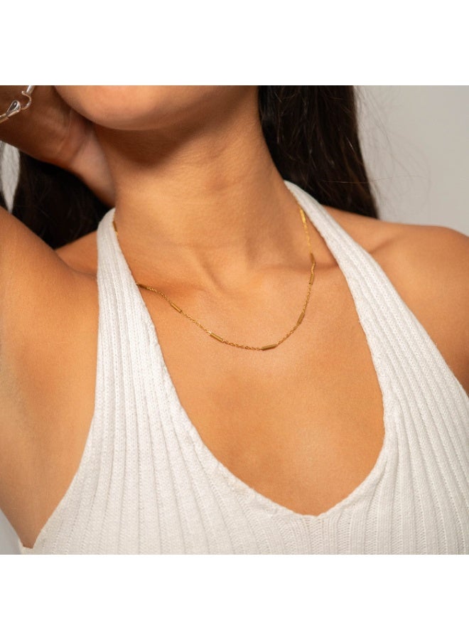 Luxuria A gold chain with a stick-shaped ring design. This design features small stick-shaped rings integrated into a regular chain. - Image 3