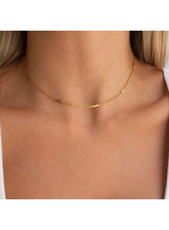 Luxuria A gold chain with a stick-shaped ring design. This design features small stick-shaped rings integrated into a regular chain. - Image 4