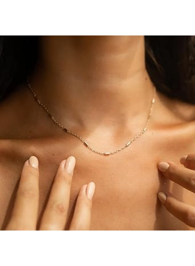 Luxuria A gold chain with a stick-shaped ring design. This design features small stick-shaped rings integrated into a regular chain. - Image 1