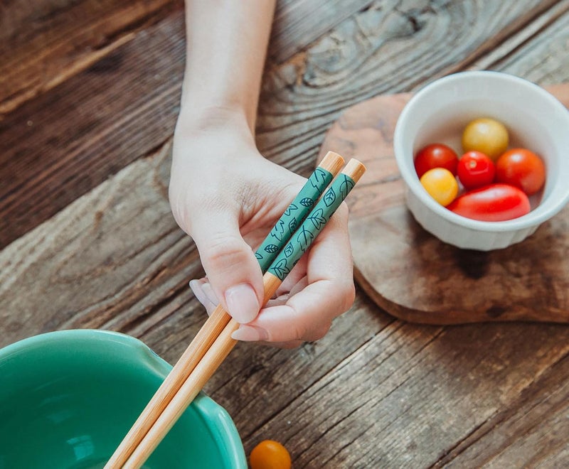 Toynk طقم أدوات تناول الطعام الخزفية من ديزني ويني ذا بوه مع أيقونات متكررة يشمل وعاء نودلز رامان سعة 20 أونصة وعيدان خشبية - Image 5