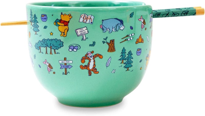 Toynk طقم أدوات تناول الطعام الخزفية من ديزني ويني ذا بوه مع أيقونات متكررة يشمل وعاء نودلز رامان سعة 20 أونصة وعيدان خشبية - Image 1