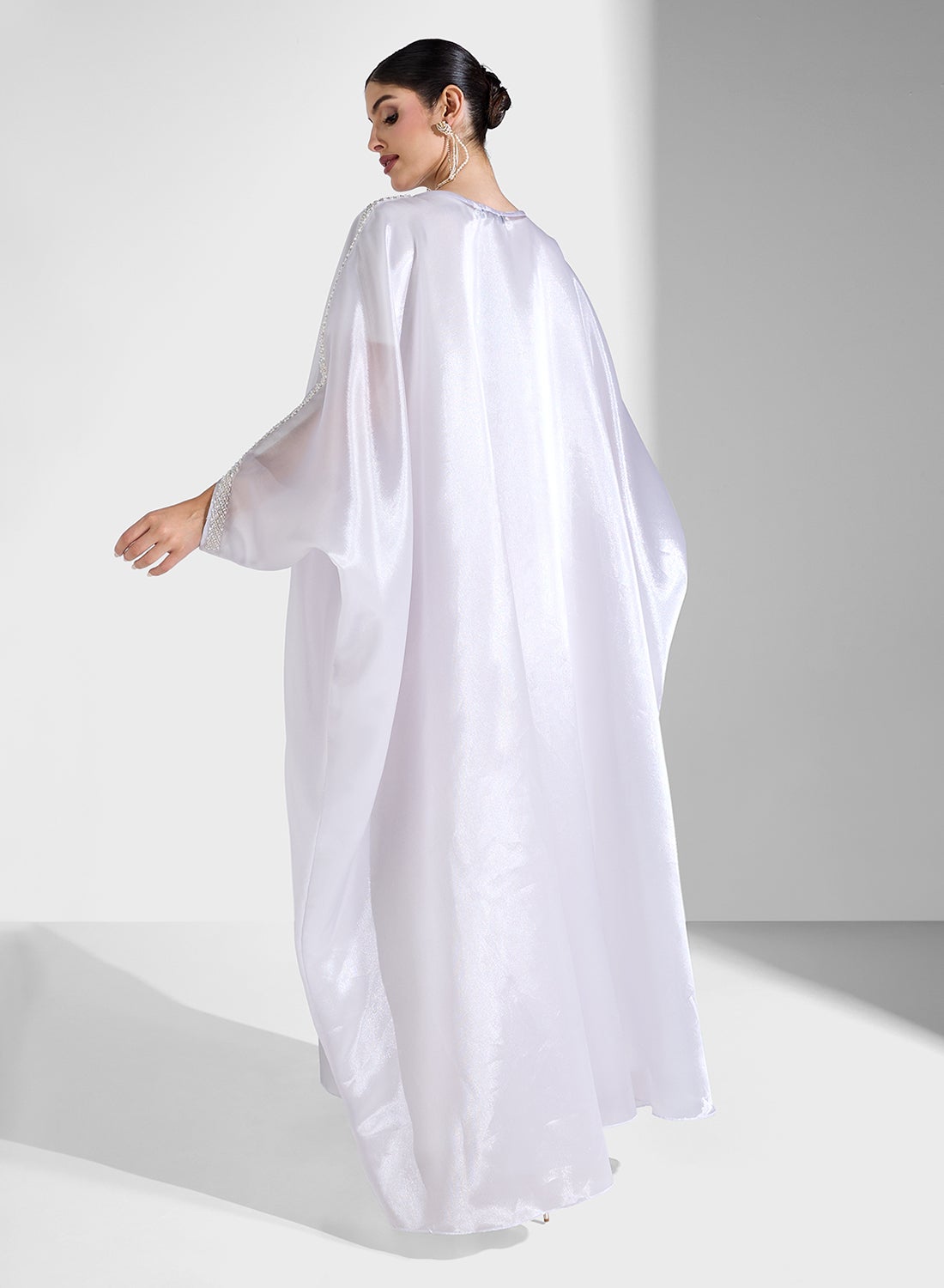 قفطان شفاف بأكمام مزينة وشيلة