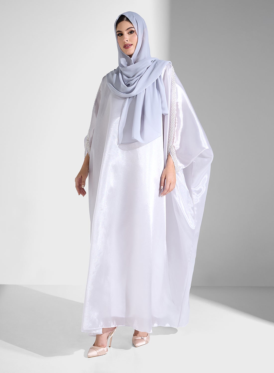 قفطان شفاف بأكمام مزينة وشيلة