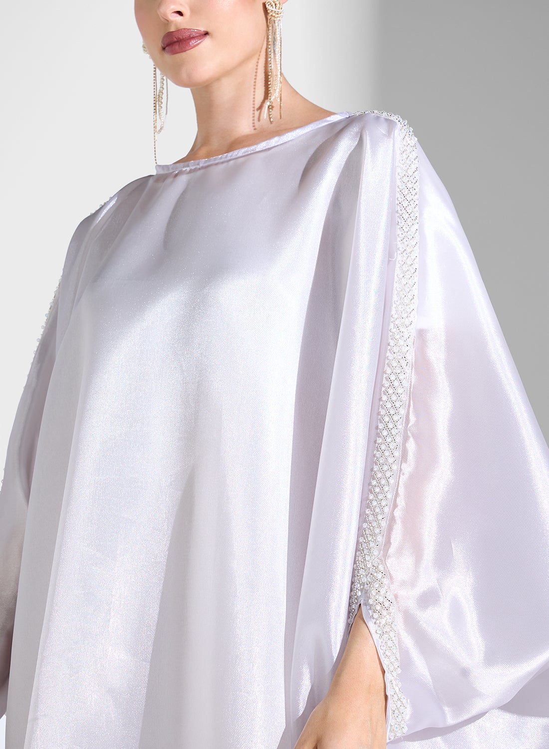 قفطان شفاف بأكمام مزينة وشيلة